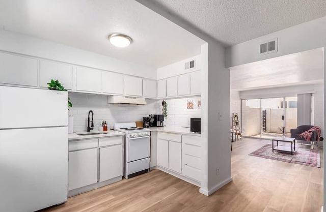 This apartment is a 2 bedroom(s), 2 bathrooms, located in Scottsdale, AZ.