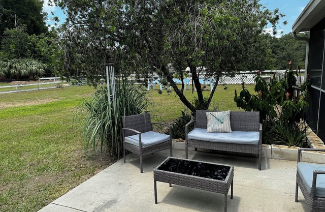 Charming 2-bedroom pet-friendly apartment on Equestrian woodland farm.