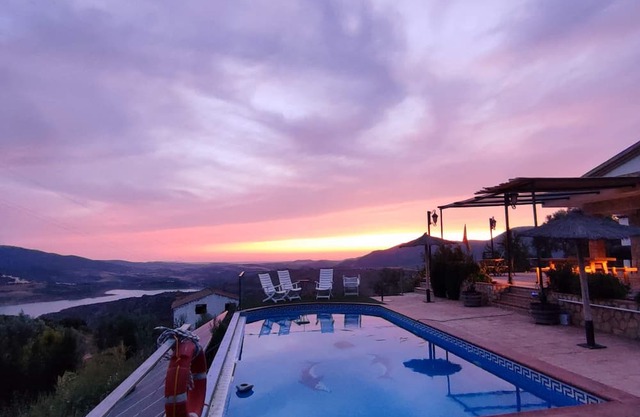 House with views of the mountains and the reservoir, with fireplace and saltwater pool