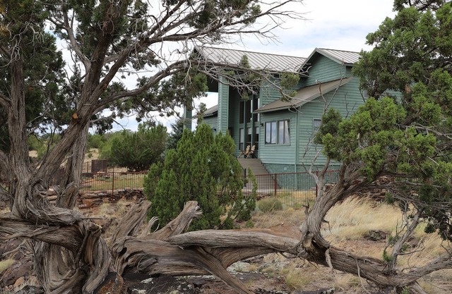 New Listing!! Luxury cliff-side retreat. Isolated & Serene with EPIC views.