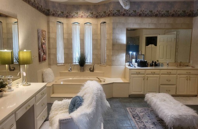 Luxury Living with Family and Friends!