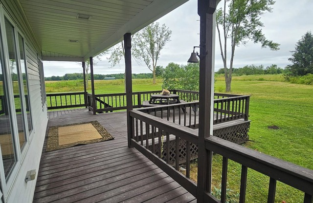 The Farmhouse: peaceful, sunny breakfast room, wide outdoor porch, new ctrl HVAC
