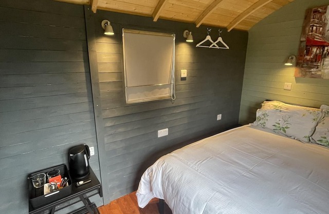 Enchanted Cabin Retreat in Sibford Gower