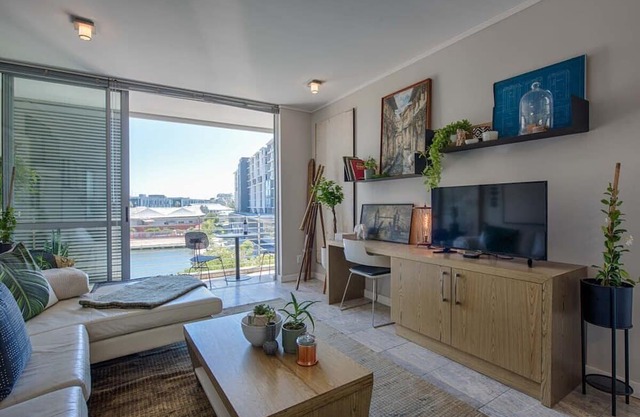 Lake View Harbour Bridge Villa