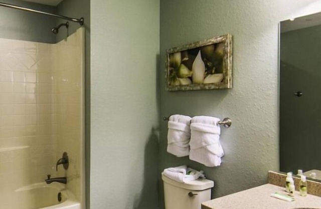 Cozy 2-bedroom resort with WiFi, AC in charming Davenport
