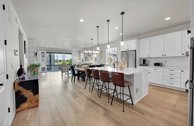 Spacious 5-bedroom house in lovely Aurora with AC, WiFi, fitness room