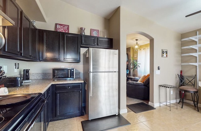 Dog-friendly desert gem with central A/C, WiFi, grill, and washer/dryer