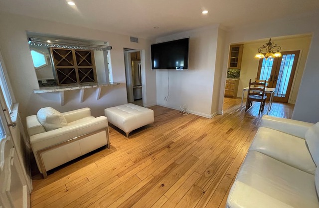 Cozy 1-bedroom apartment in delightful Santa Monica with AC, WiFi.