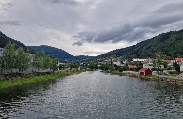 Cozy apartment in the center of Sogndal, right by the sea and with its own patio