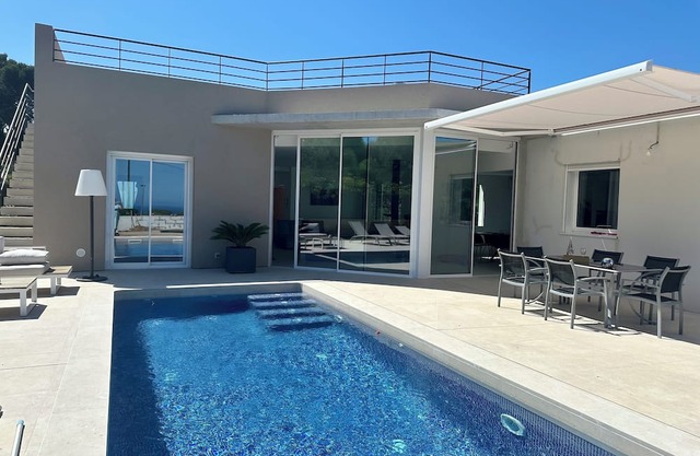 Maravillosa casa con vistas al mar, ubicada a solo 600 metros de la playa.