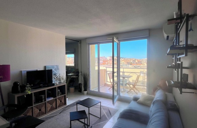 Le Tarpin Well air-conditioned, Parking & Balcony