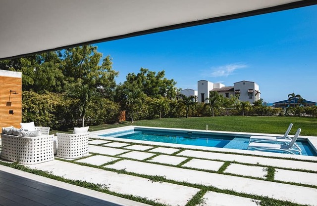 Condo with 3 bdr + 3 bthr 🏣near Marina 🚤 / Beach club access 🏖️🌊