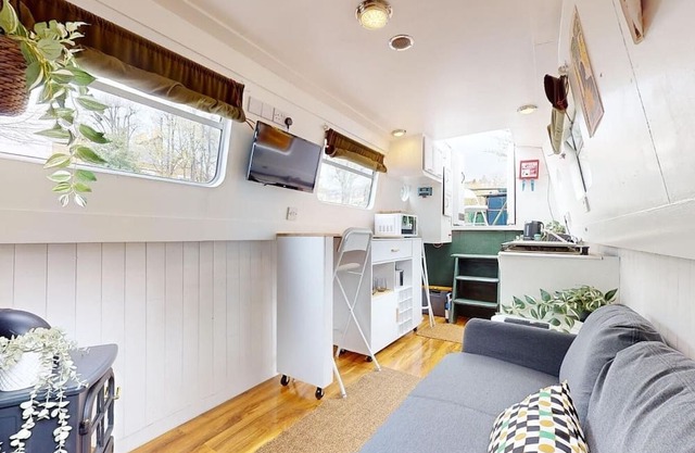 Executive houseboat in Little Venice