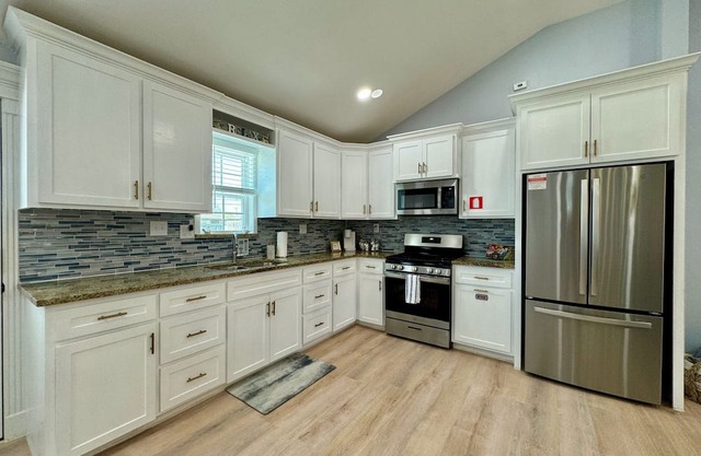 Bay Area Cottage - Conveniently located with all the amenities of home!