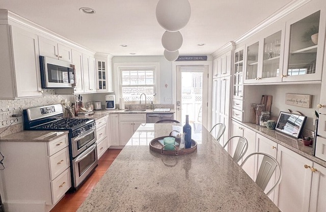 Boston sandy shanty: Single home steps to the sea.