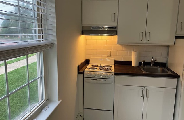 Newly renovated 1bd clean and bright apartment close to train! Soon furnished.