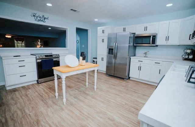 Clean/spacious 4 bed & 3 bath home sleeps 12. 3 miles from Toledo Town & Tackle.