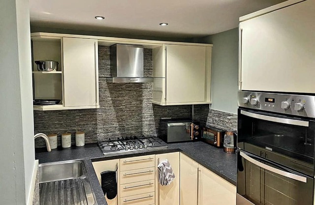 Modern Home in Newcastle, right next to a Golf Course!