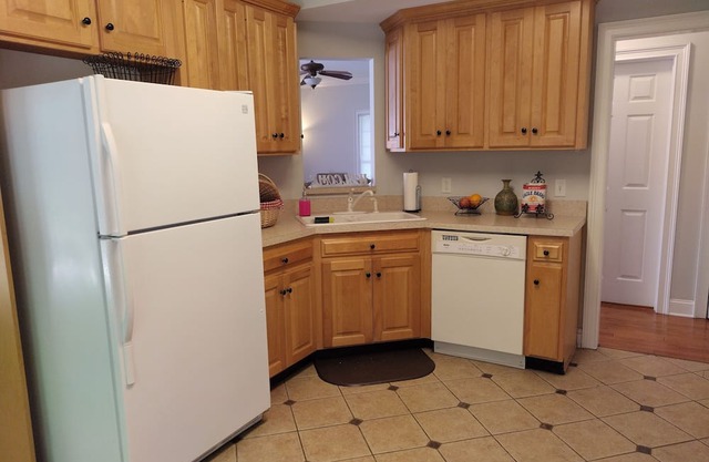 A Tranquil Retreat, sleeps 8 with King bed, minutes to downtown Chattanooga