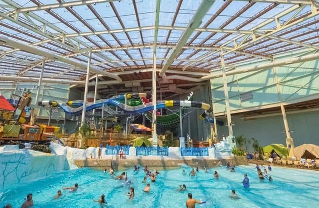 Luxurious home w/ in home theater, entertainment & hot tub