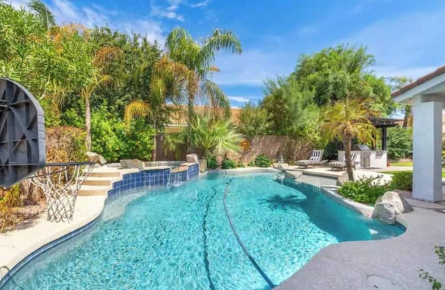 SO MUCH 2 DO-Dreamy Summer Getaway!POOL/GAME ROOM