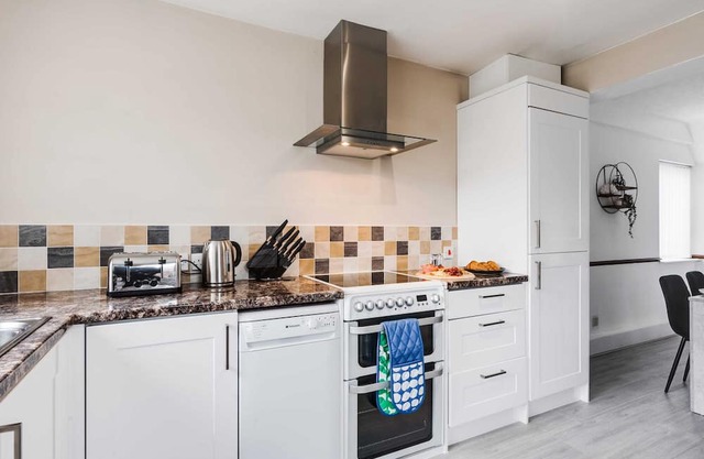 Serenity - 3 bedrooms, FREE WiFi & Parking