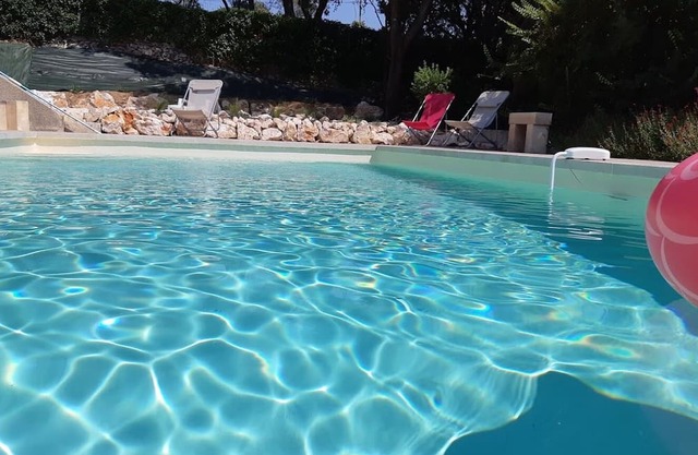 Maison familiale spacieuse pour 8 personnes, piscine, calme et climatisation!