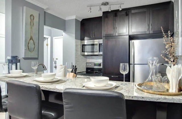 Stylish Downtown Condo with Wifi and Parking