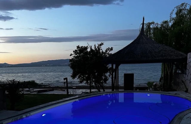 Villa Atroa Lakehouse - 2 Bedroom Villa on İznik Lake