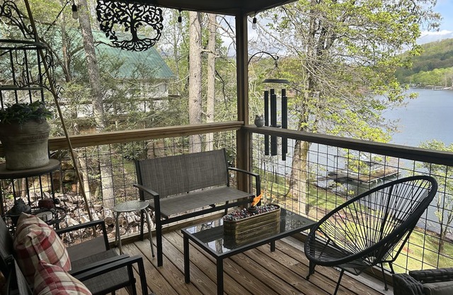 Chatuge Lake - Lakefront House! View of the mountains. Private Dock. Sleeps 8!
