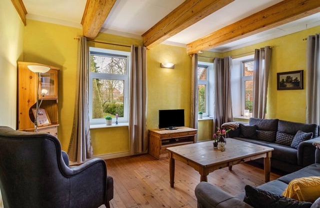 Apartamento 'Gulfhof Oldersum Dachgeschoss' con terraza compartida, jardín compartido y Wi-Fi