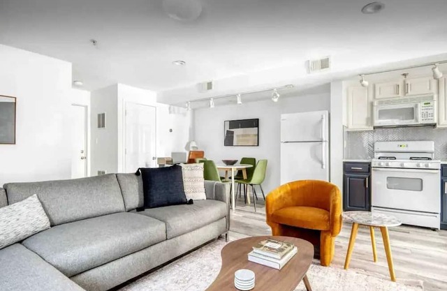 3 Apts in 1! Modern 8 BR NYC 15 min