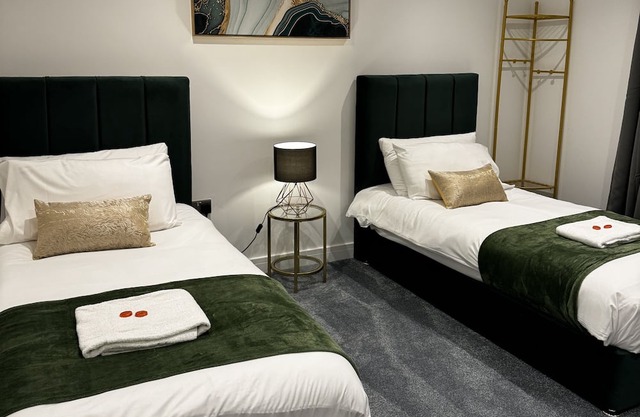 Heathrow Convenience Haven - Free Parking - Near Restaurants - EV Charging
