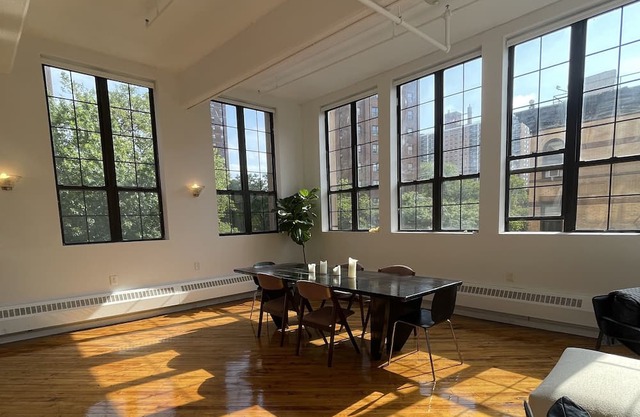 Brooklyn: Gorgeous, Classic Corner Loft