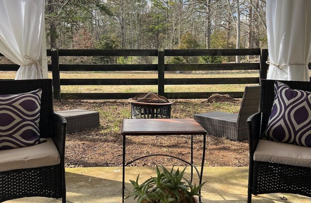 Wine Country Cottage in charming Charlottesville / Ivy VA - WiFi AC Pets Welcome