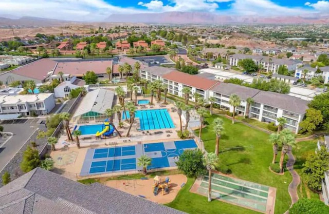 Palm Tree Paradise. Pools, Waterslides, & More!