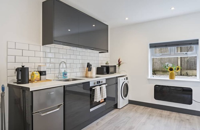 The Green Studio | Free Parking | Long Term Bookings