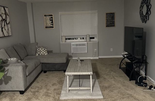 5 Minutes from Crabtree valley mall and wake med