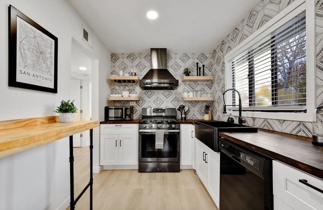 Cozy 4-bedroom 2 King, 2 Queen- 10 min from SAT