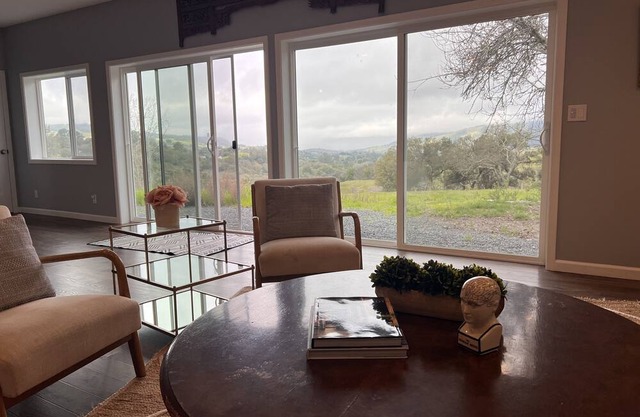 Cozy two bedroom modern retreat with valley views on a flower farm!