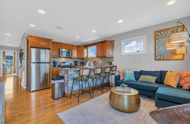 Walk To Beach, Parking for 3 cars, Towels + Linens Included, 4 beach badges