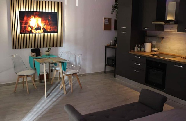 Studio apartment 100 meters from the station. Trains every 15 minutes to Milan and Como!
