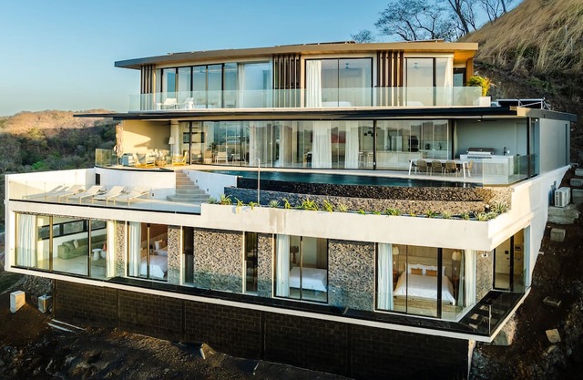 Modern 6 BR Ocean View Villa with pingpong table, daily breakfast & cleaning
