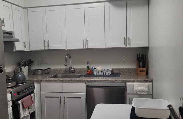 5 mins to St. Joe's and 10 mins to Linkednor hospital, 5 mins from food areas..