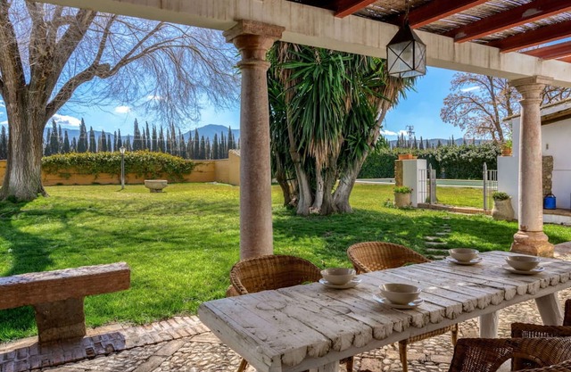 Beautiful private villa for 14 people with private pool, WIFI, patio and parking