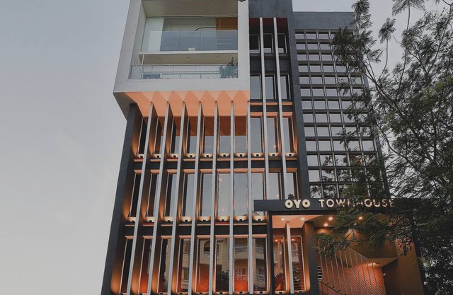 Super OYO Townhouse 258 Spruce Hotel