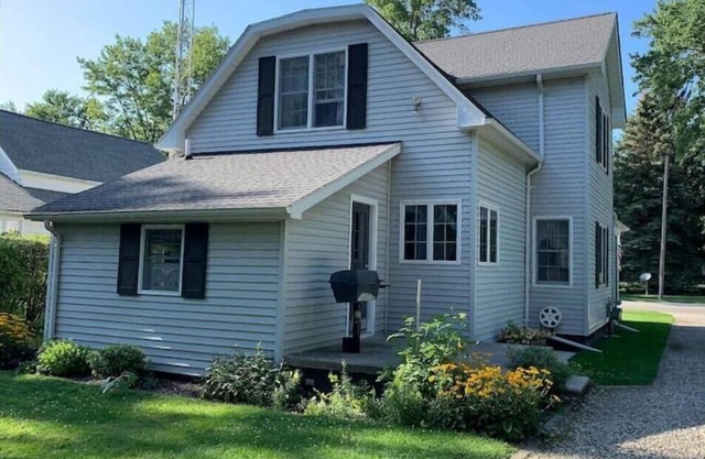 4BR/2BA Farmhouse Sleeps 8, Pet Friendly!