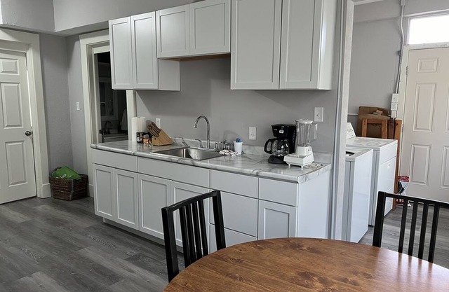 Shared 2/1: within a 4 bdrm House; Perfect For Families/Groups/Employees