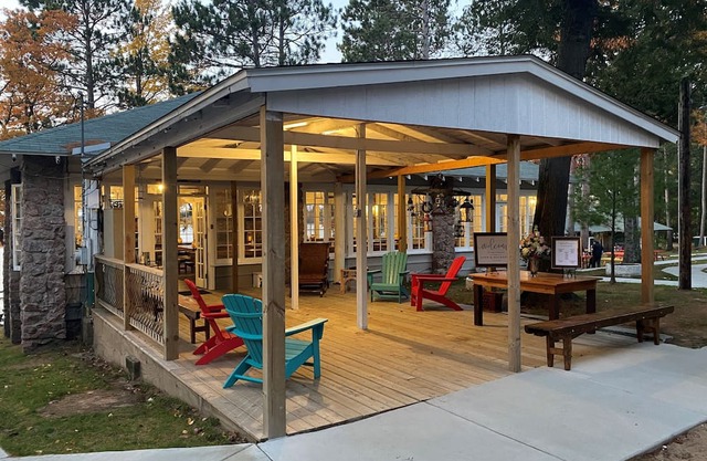 WEDDING VENUE - FAMILY LAKESIDE RETREAT - EAGLE RIVER - CORPORATE RETREAT