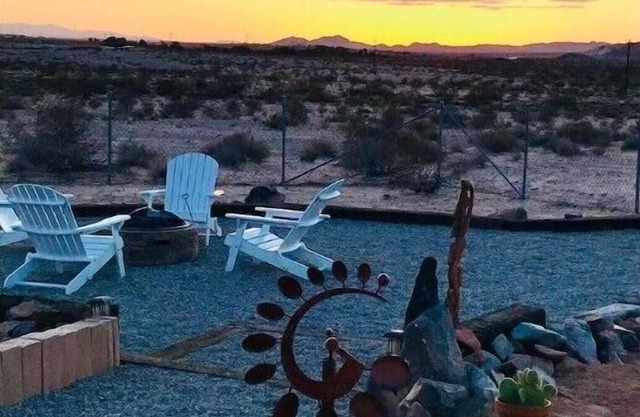 Secluded JT Desert Cabin w/Mt View/Hot tub/Stars & Outdoor Shower. Fenced/dogs!